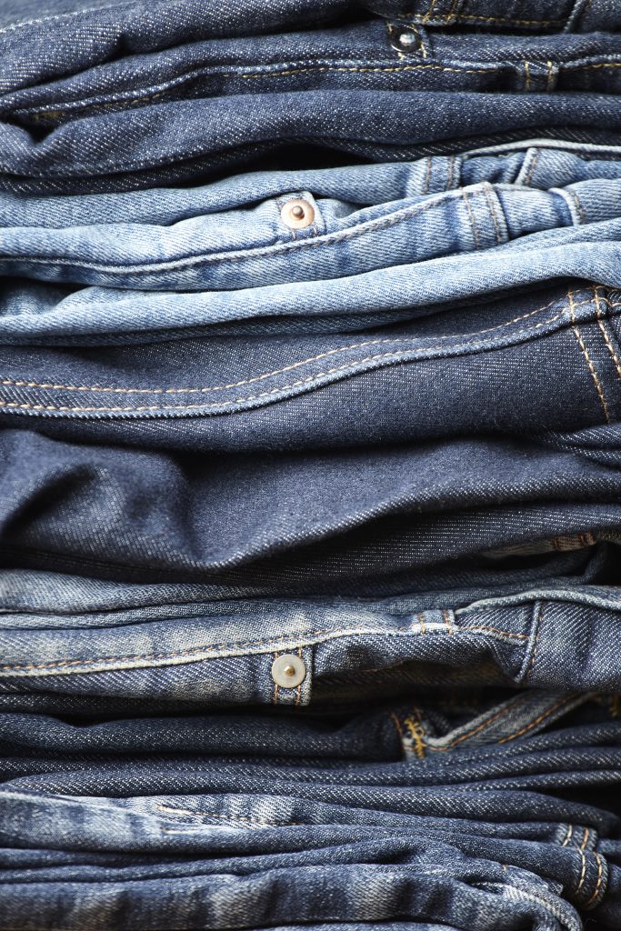 los detalles de la tela de blue jeans
